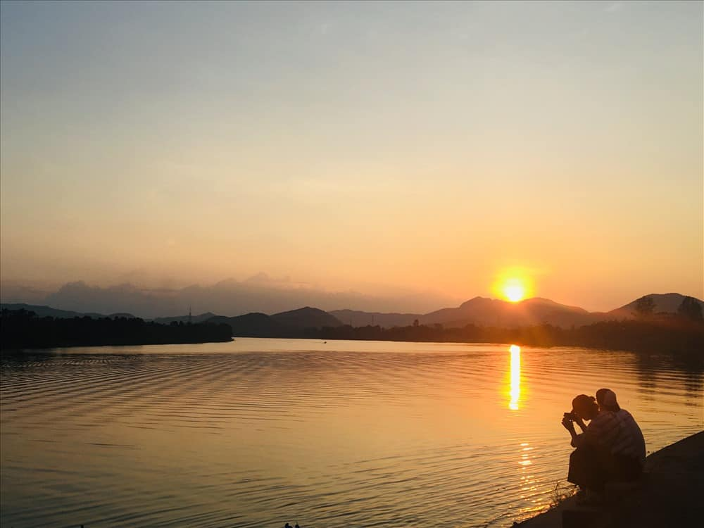 Sông Hoàng Long là địa điểm ngắm hoàng hôn nổi tiếng tại Ninh Bình.