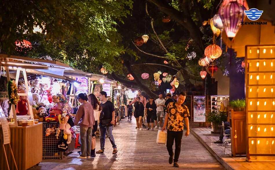 Phố đi bộ Ninh Bình tấp nập du khách vào ban đêm.