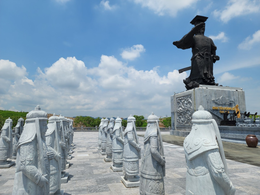 Quảng trường Đinh Tiên Hoàng Đế Ninh Bình.