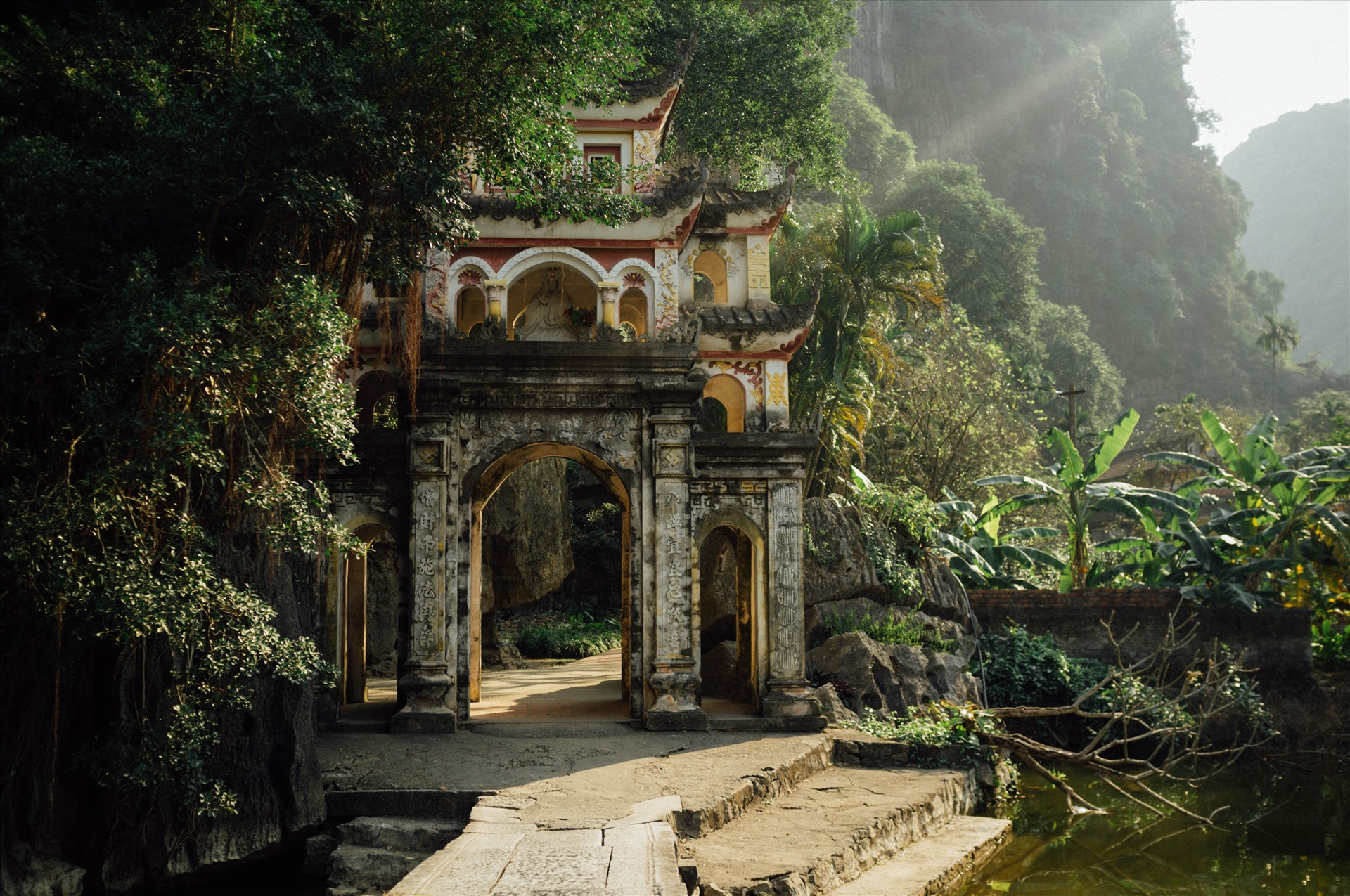 Chùa Bích Động là điểm du lịch tâm linh nổi tiếng thường được kết hợp tham quan cùng Tam Cốc và sông Ngô Đồng.