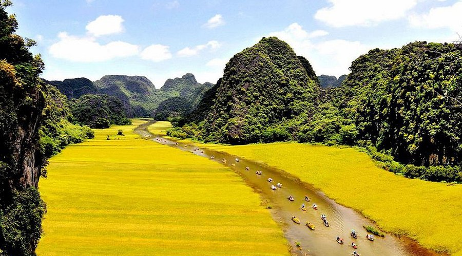 Dòng sông Ngô Đồng nằm yên lặng giữa lòng Tam Cốc.