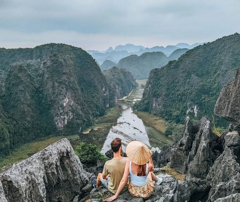 Ngắm toàn cảnh sông Ngô Đồng từ đỉnh hang Múa.