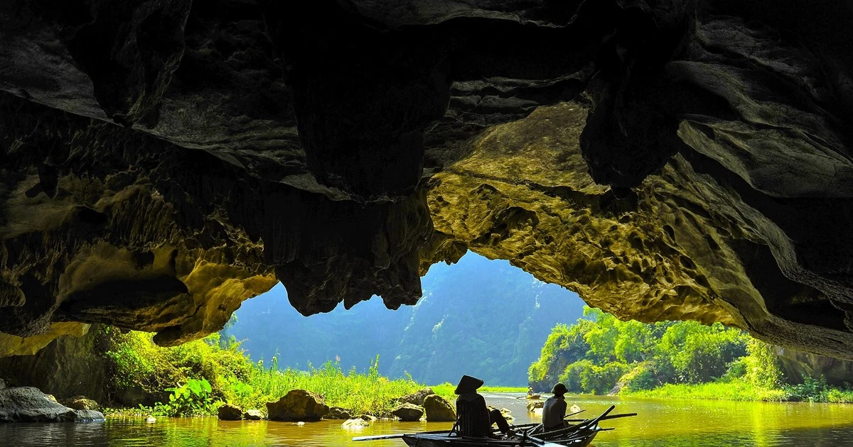 Hang Cả mang vẻ đẹp lung linh, huyền bí hút hồn khách du lịch.
