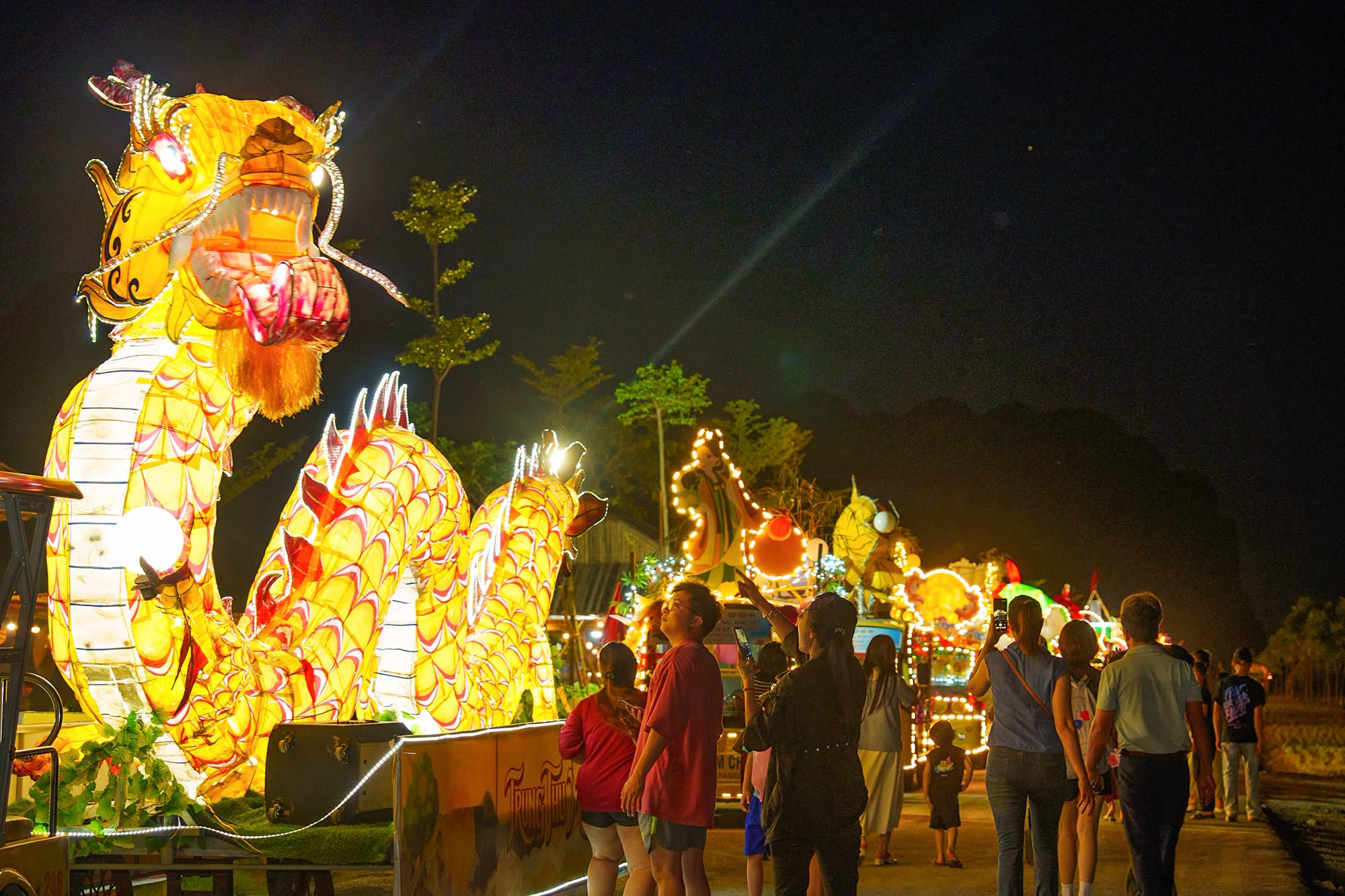 Quần thể Tam Chúc rực sáng ánh đèn chào đón Tết Trung thu (Nguồn: Sưu tầm)