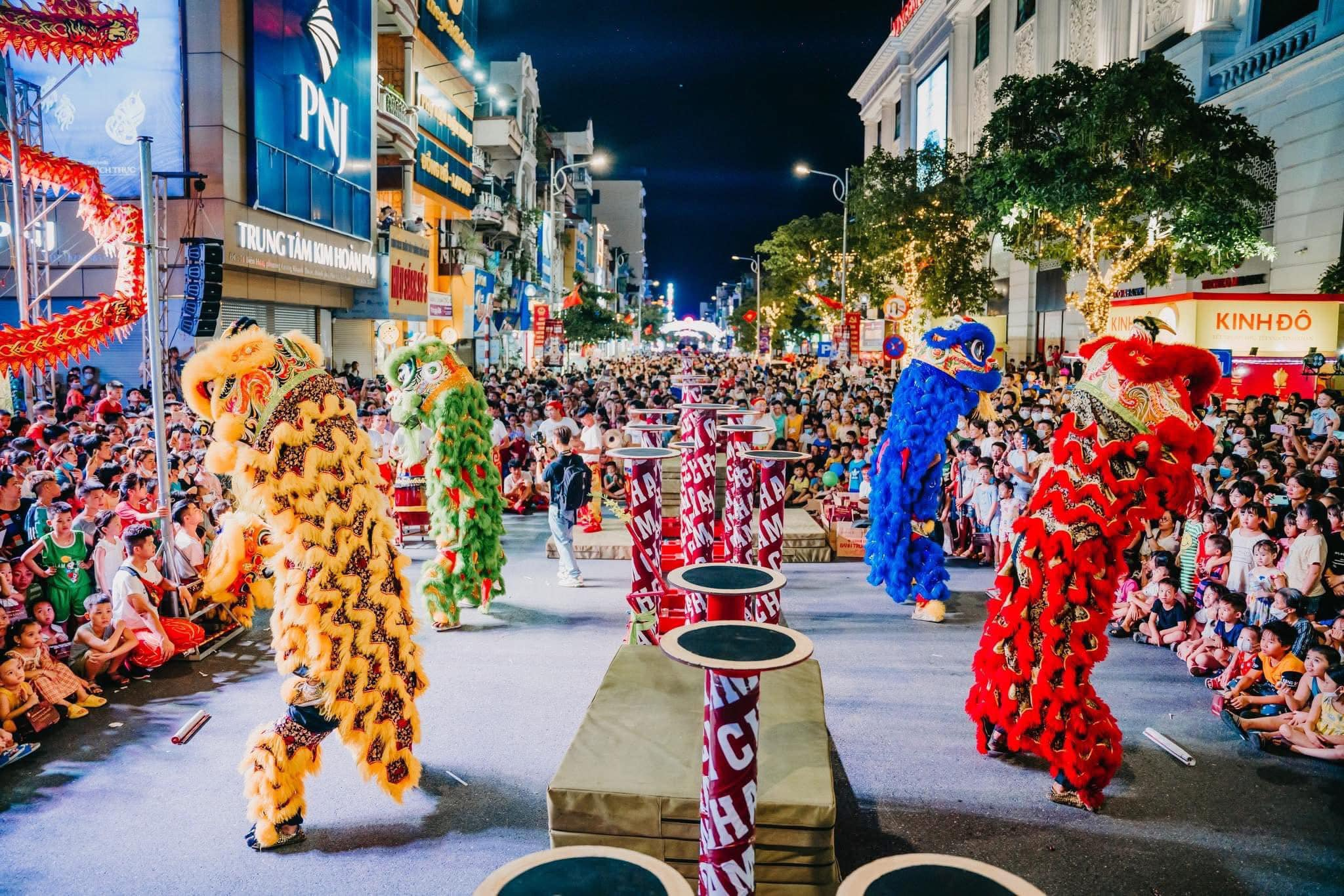 Người dân trải nghiệm không khí Trung thu sôi động tại phố đi bộ Phủ Lý (Nguồn: Sưu tầm)