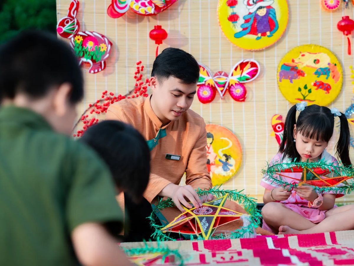 Bé tự tay làm đèn ông sao giữa không gian Trung thu rực rỡ sắc màu tại Hà Nam. (Nguồn: Sưu tầm)