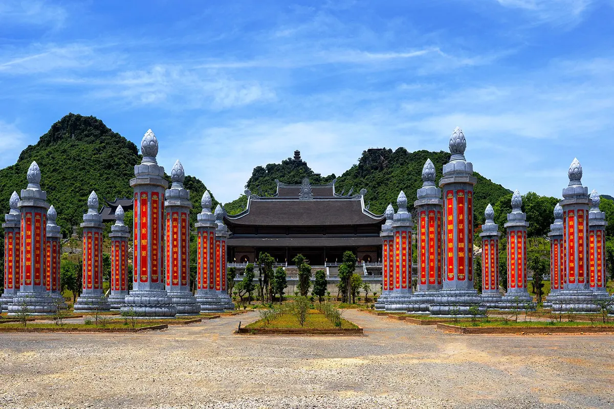 Tam Chúc gây ấn tượng với hệ thống công trình tâm linh quy mô hài hòa cùng núi đá và mặt hồ trong xanh. (Nguồn: Sưu tầm)