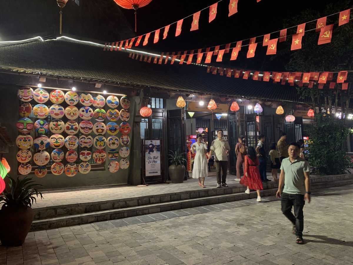 Phố đi bộ Ninh Bình với không khí đời thường và các hoạt động về đêm. (Chú thích: Sưu tầm).
