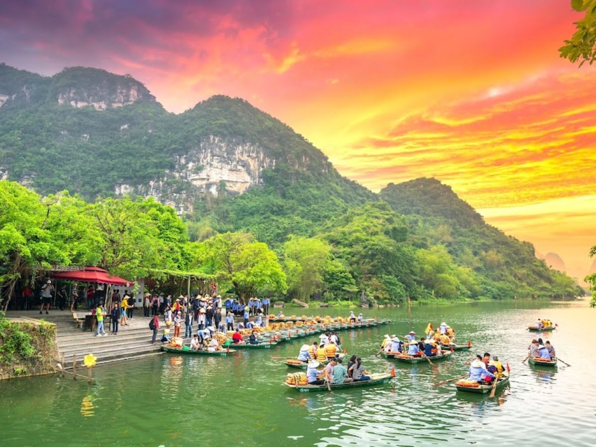 Tam Cốc - Bích Động với núi đá vôi, sông Ngô Đồng và không gian làng quê. (Chú thích: Sưu tầm).