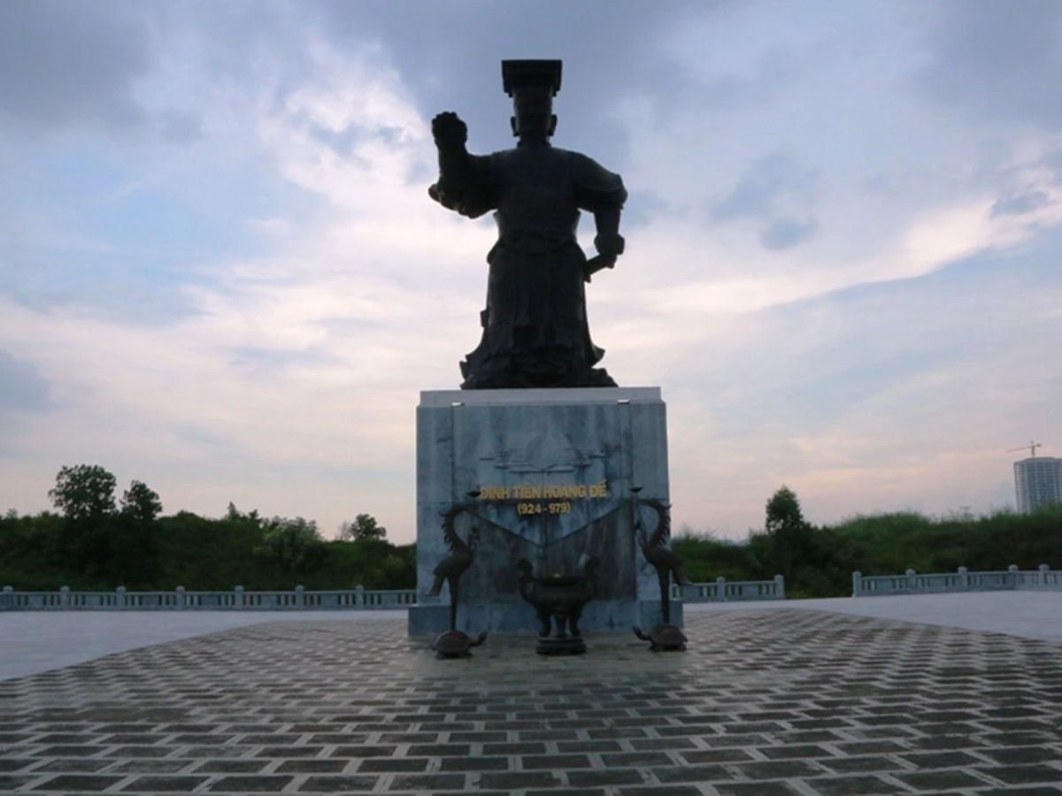 Quảng trường Đinh Tiên Hoàng Đế với không gian rộng để chụp ảnh nhóm. (Chú thích: Sưu tầm).