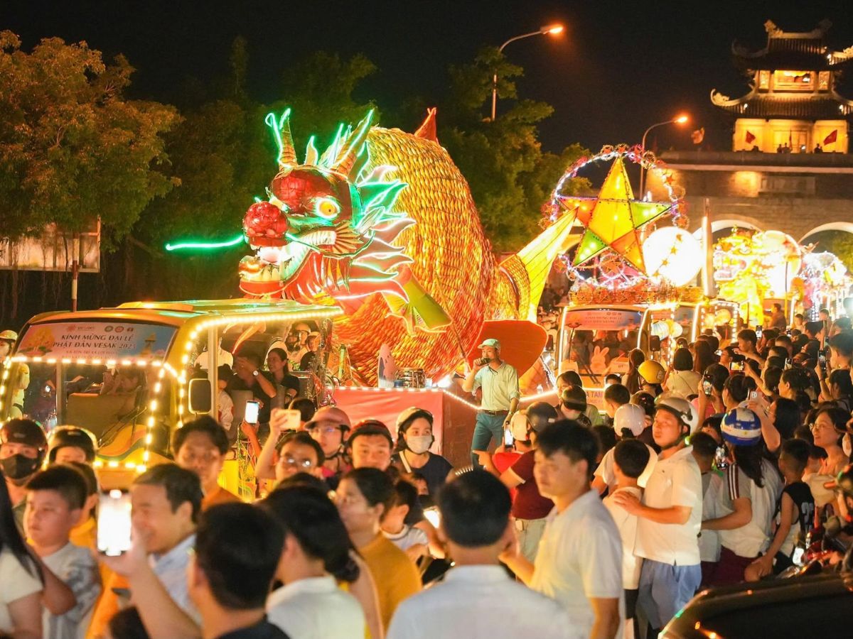 Phố phường rực sáng trong đêm Trung thu với những mô hình đèn ấn tượng và không khí náo nhiệt. (Nguồn: Sưu tầm)