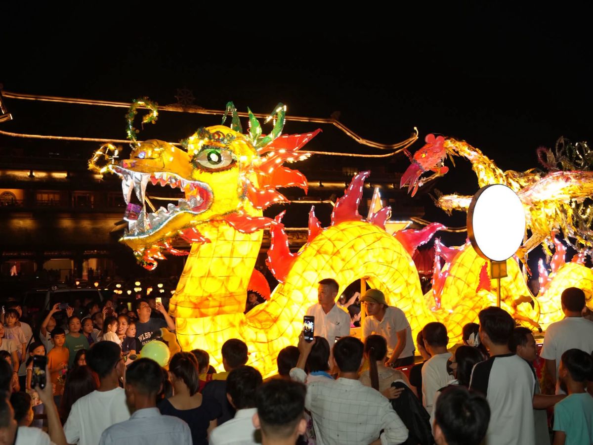 Sắc đèn Trung thu nổi bật giữa không gian Tam Chúc, thu hút đông đảo du khách đến tham gia lễ hội. (Nguồn: Sưu tầm)