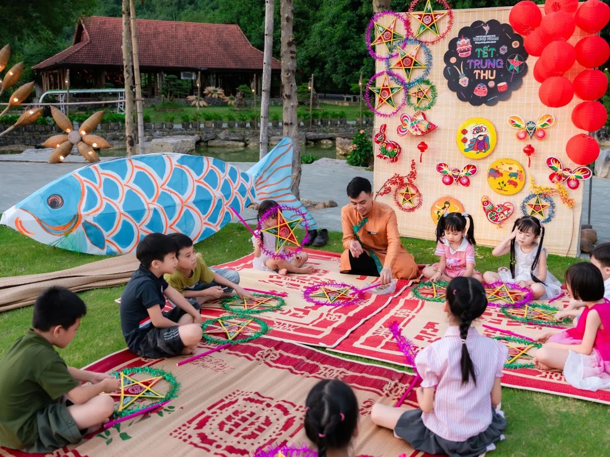 Các em nhỏ cùng tự tay làm đèn ông sao, tận hưởng không khí Trung thu giữa không gian xanh mát của Thung Nham. (Nguồn: Sưu tầm)