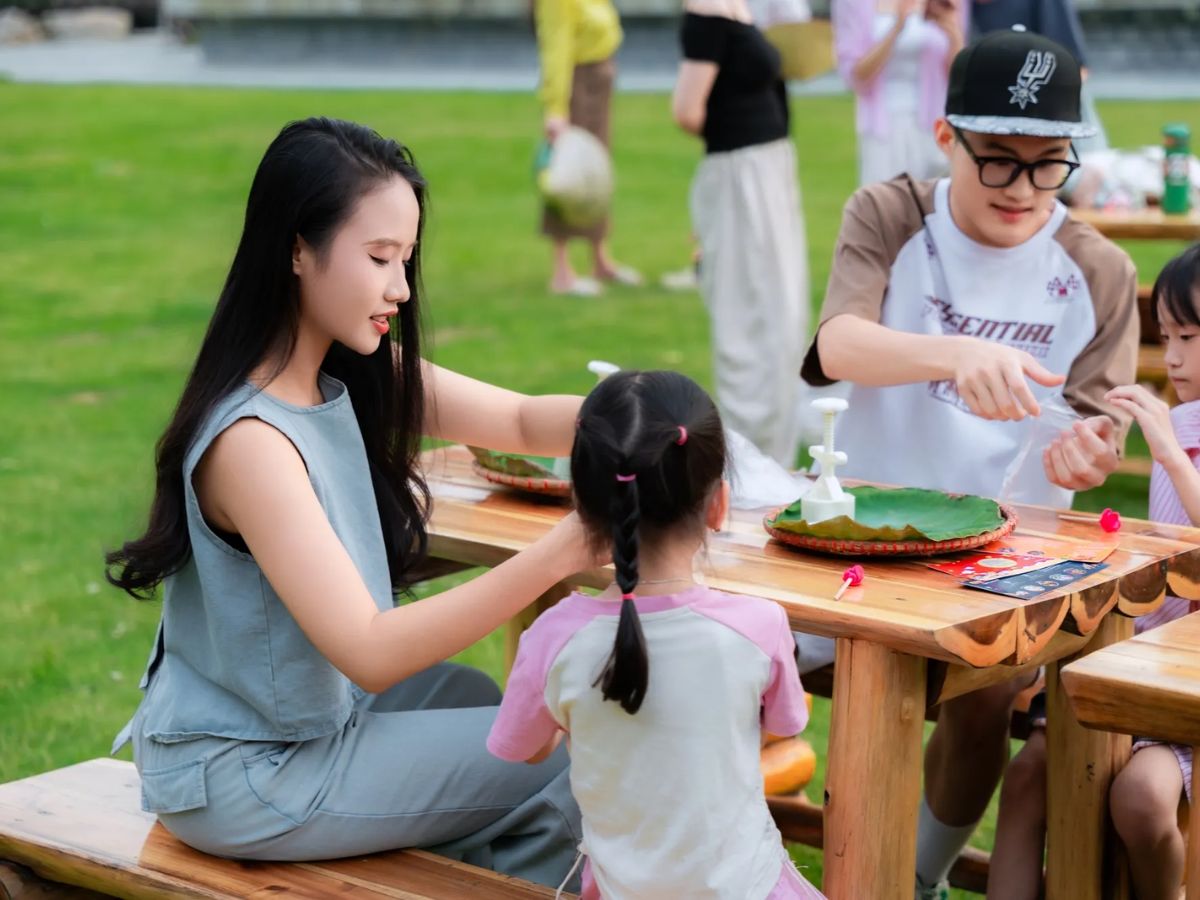 Khoảnh khắc bố mẹ cùng bé trải nghiệm hoạt động Trung thu, tạo nên những kỷ niệm đáng nhớ bên gia đình. (Nguồn: Sưu tầm)
