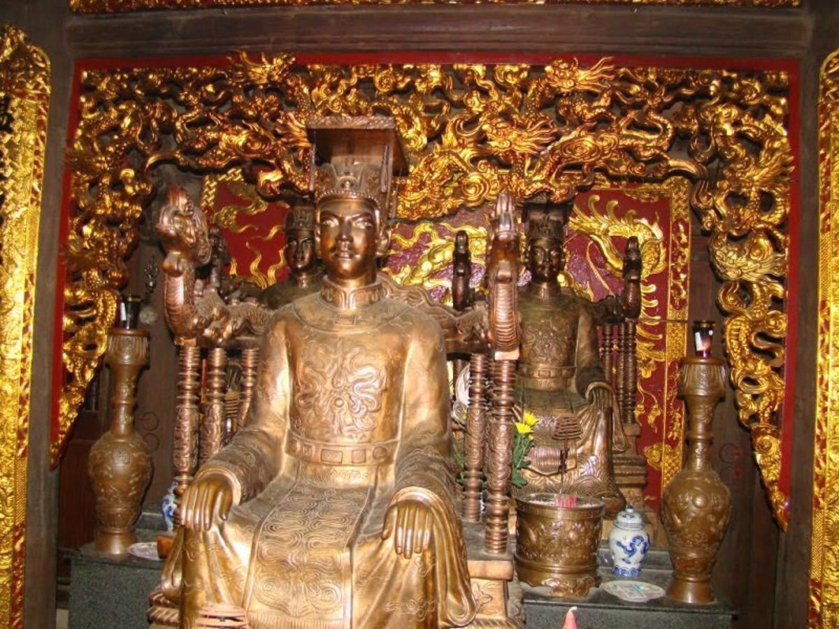 Không gian thờ tự trang nghiêm với hệ thống tượng đồng của các vị vua triều Trần tại đền Trần Thương. (Nguồn: Sưu tầm)
