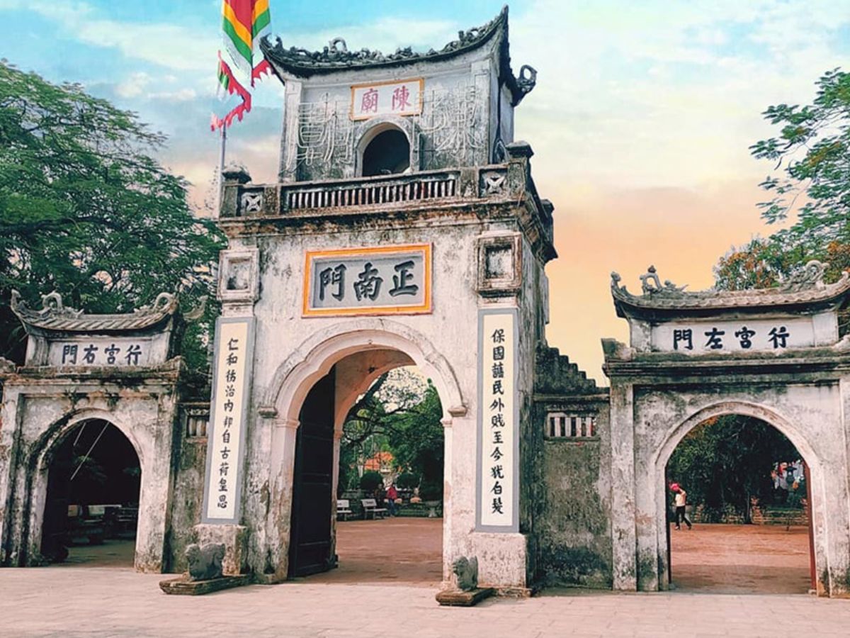 Đền Trần Nam Định xây dựng với kiểu cổng Tam quan quen thuộc của các công trình đền chùa truyền thống Việt Nam. (Nguồn: Sưu tầm)