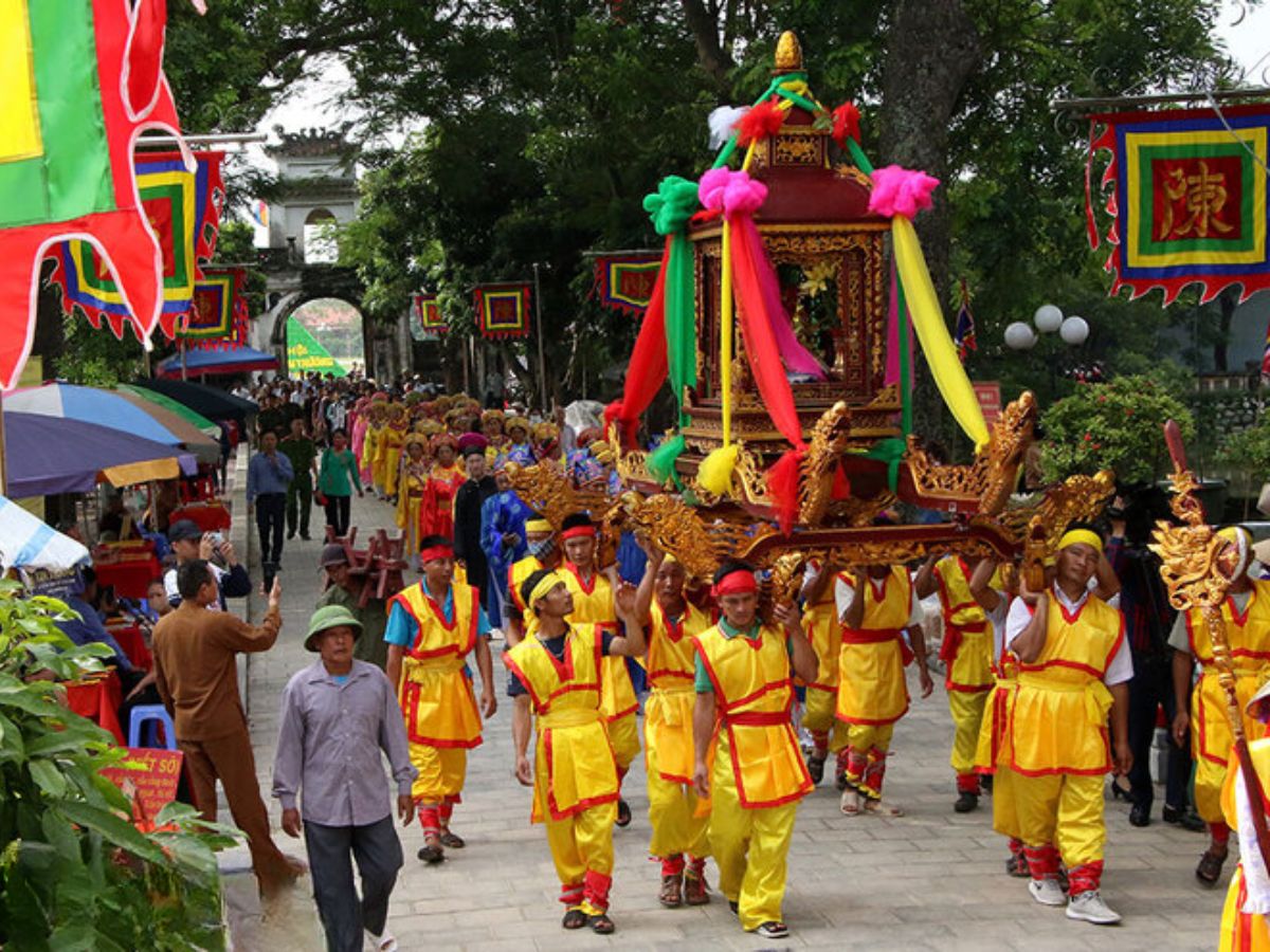 Lễ hội đền Trần Thương với nghi thức rước kiệu được tổ chức trang trọng, thu hút đông đảo du khách và người dân tham gia. (Nguồn: Sưu tầm)