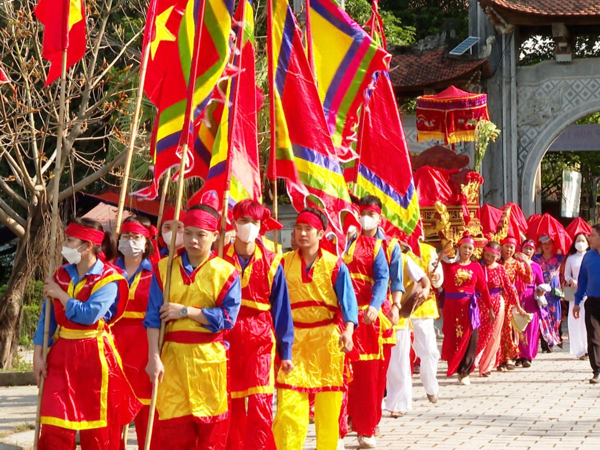 Không khí rộn ràng tại lễ hội Hoa Lư với múa rồng, trống hội và những màn biểu diễn văn hóa dân gian đặc sắc. (Nguồn: Sưu tầm)