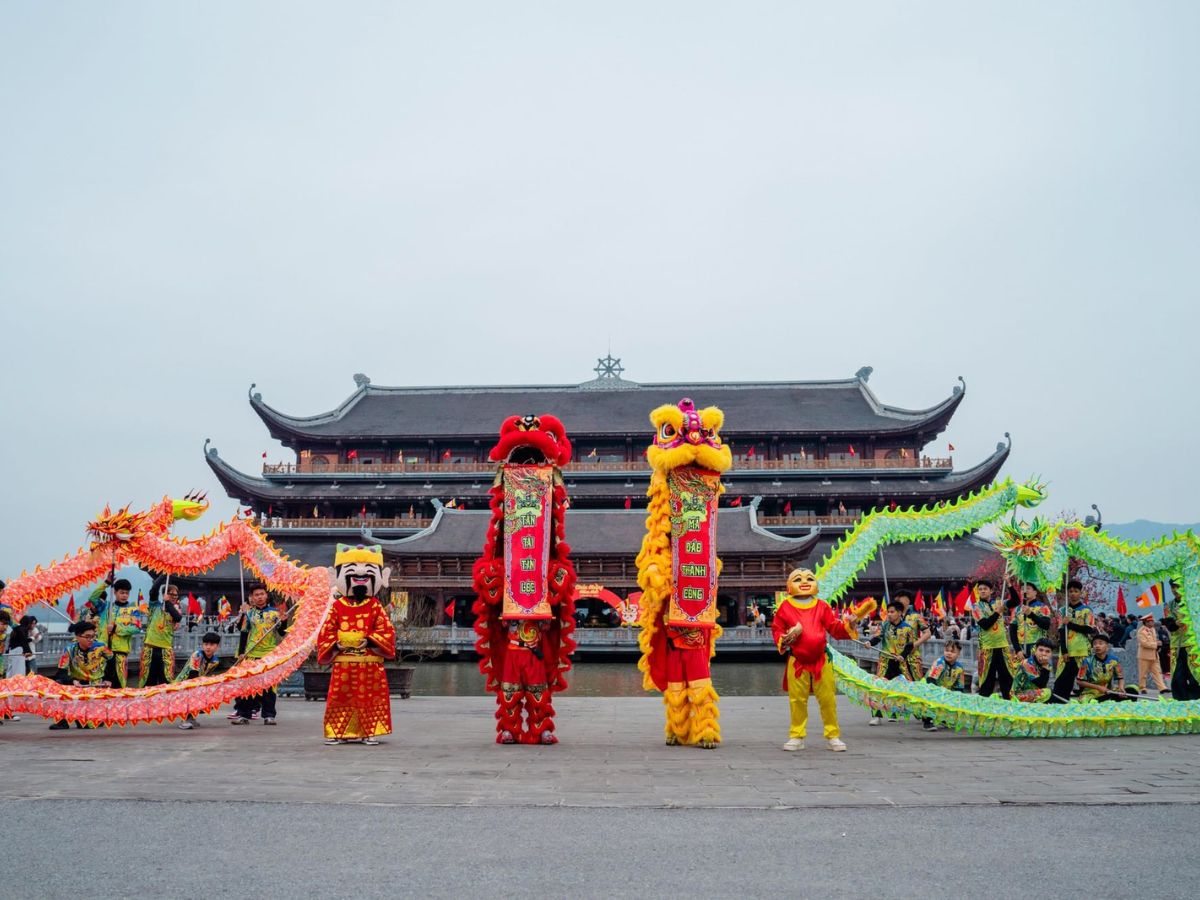 Không khí lễ hội Xuân Tam Chúc rộn ràng với múa lân, múa rồng và các màn biểu diễn văn hóa đặc sắc. (Nguồn: Sưu tầm)