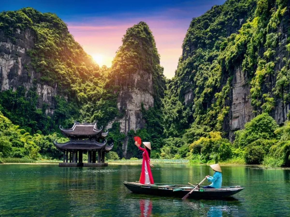 Du khách trải nghiệm đi thuyền giữa non nước Ninh Bình, kết hợp tham quan cảnh quan và khám phá văn hóa địa phương. (Nguồn: Sưu tầm)