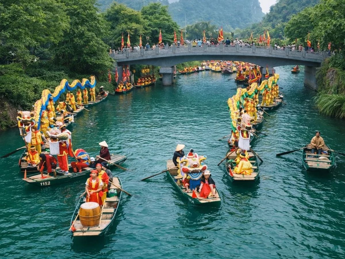 Lễ hội Tràng An rực rỡ với đoàn thuyền rước trên dòng Sào Khê, hòa cùng cảnh sắc núi non kỳ vĩ của Ninh Bình. (Nguồn: Sưu tầm)