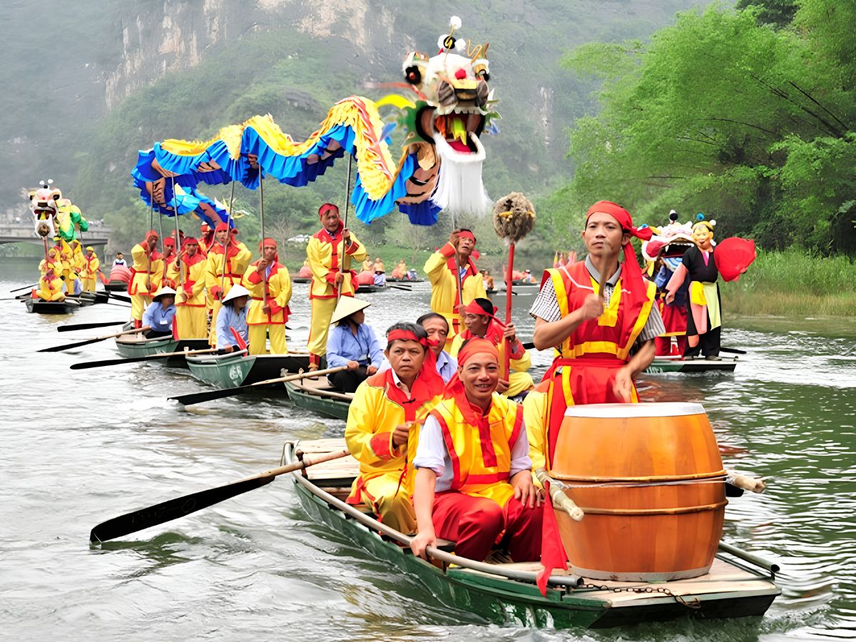 Đoàn thuyền rồng rực rỡ trên sông trong không khí lễ hội, nổi bật giữa cảnh sắc núi non hùng vĩ Ninh Bình. (Nguồn: Sưu tầm)