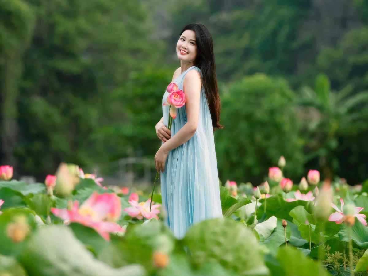 Đầm sen dưới chân núi Hang Múa trở thành background thơ mộng để du khách lưu lại những khoảnh khắc check-in. (Nguồn: Sưu tầm)
