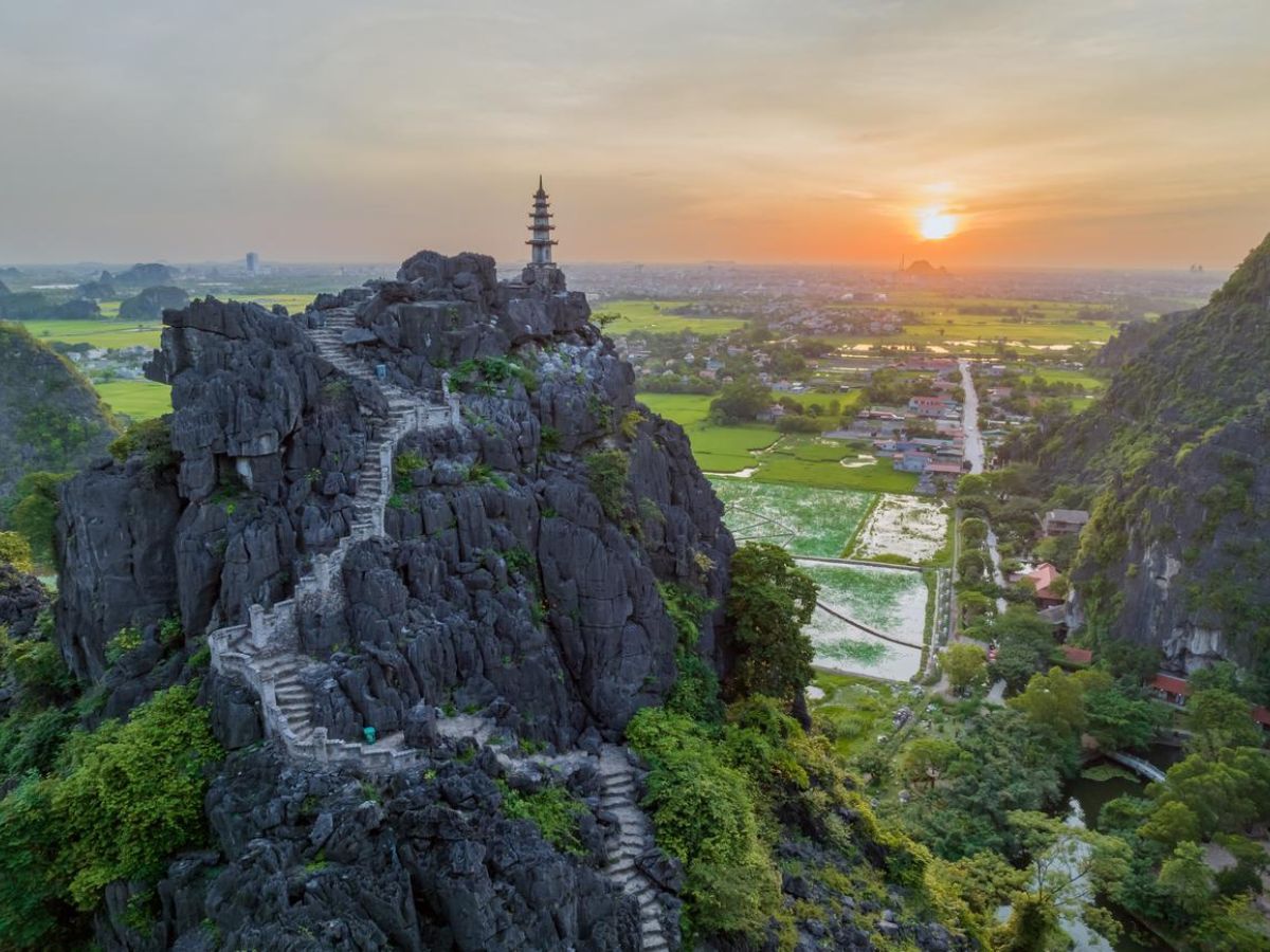 Khung cảnh Hang Múa nên thơ khi ánh hoàng hôn phủ xuống những dãy núi đá và cánh đồng phía xa. (Nguồn: Sưu tầm)