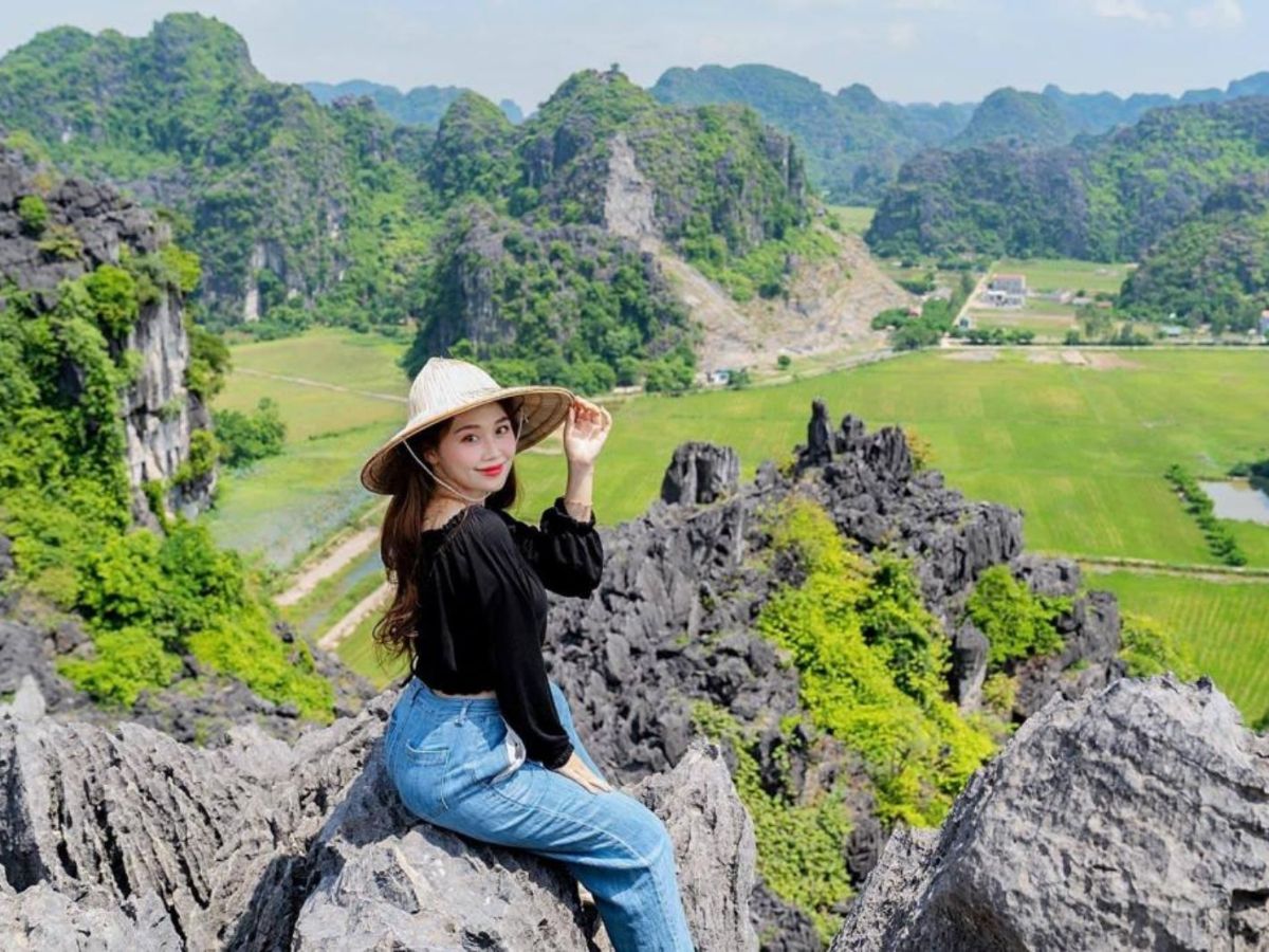 Sau hành trình chinh phục những bậc đá, du khách lưu lại khoảnh khắc check-in giữa khung cảnh núi non hùng vĩ của Hang Múa. (Nguồn: Sưu tầm)