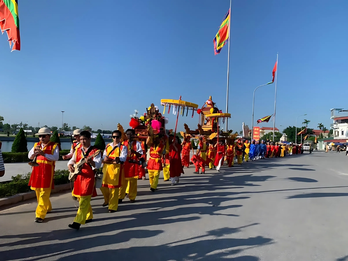Lễ hội Đền Trần Thương thu hút du khách tứ xứ tham gia, tạo ra không gian văn hóa giao thoa phong phú. (Nguồn: Sưu tầm)