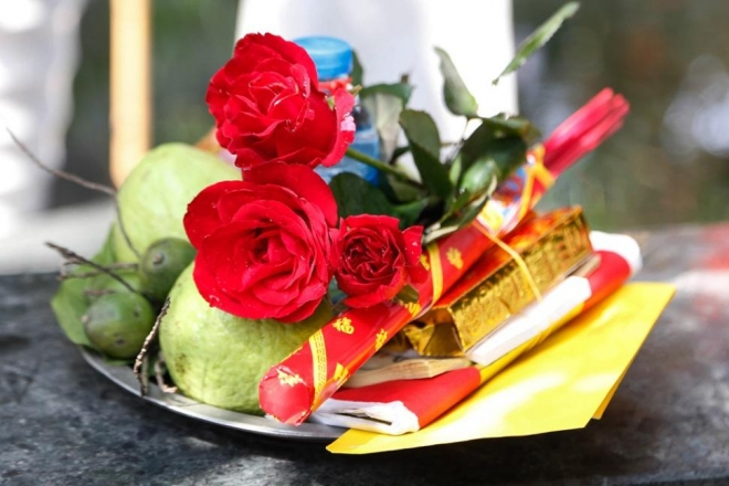 Lễ vật dâng hương được chuẩn bị giản dị với hoa tươi, trái cây và những lễ phẩm quen thuộc. (Nguồn: Sưu tầm)