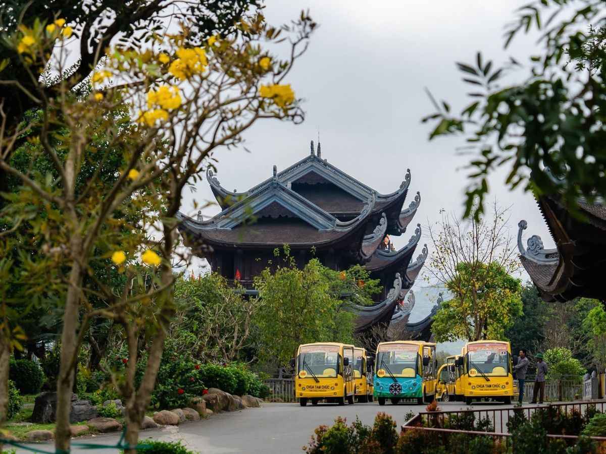 Đi xe điện tại chùa Tam Chúc từ khu vực Thủy Đình đến Cổng Tam Quan mất khoảng 20 phút. (Nguồn: Sưu tầm)