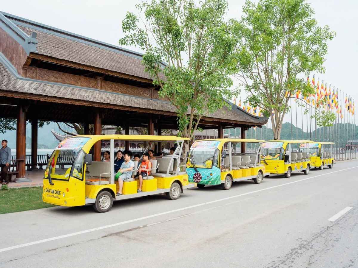 Chính sách giá vé xe điện dành cho trẻ em và các đối tượng ưu đãi được quy định dựa trên chiều cao của trẻ. (Nguồn: Sưu tầm)