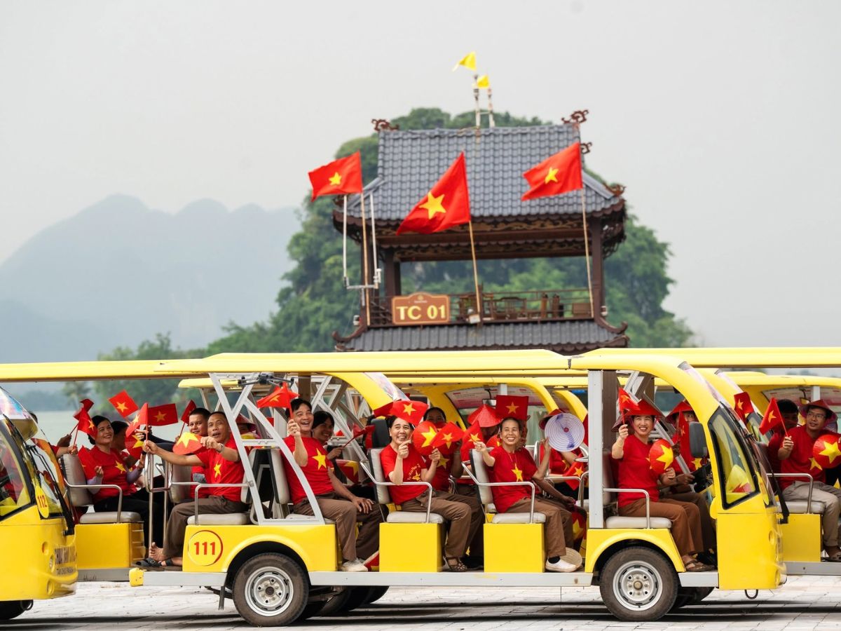 Khi đi xe điện tại chùa Tam Chúc vào cuối tuần hoặc lễ Tết, bạn cần chủ động thời gian vì lượng khách rất lớn. (Nguồn: Sưu tầm)