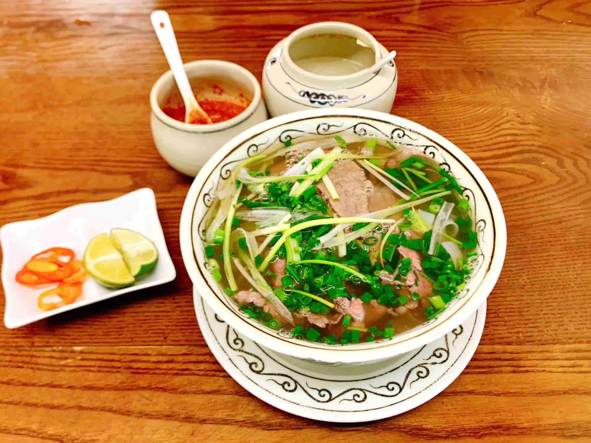 Phở bò Nam Định nổi bật với nước dùng đậm đà, bánh phở mềm và những lát thịt bò thơm ngon. (Nguồn: Sưu tầm)