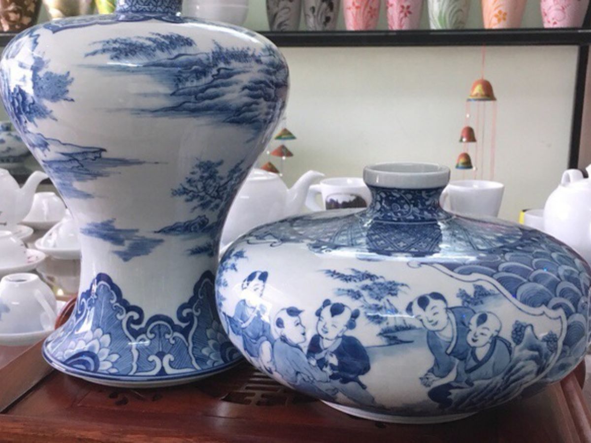 Sản phẩm gốm Bồ Bát với sắc trắng và họa tiết văn hóa Việt. (Nguồn: Sưu tầm).