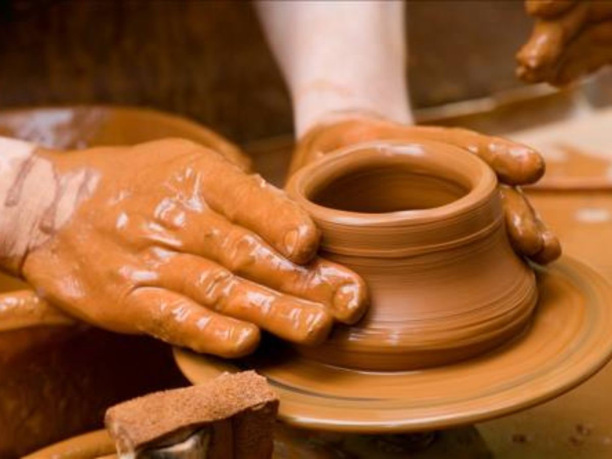 Người thợ tạo hình gốm trên bàn xoay. (Nguồn: Sưu tầm).