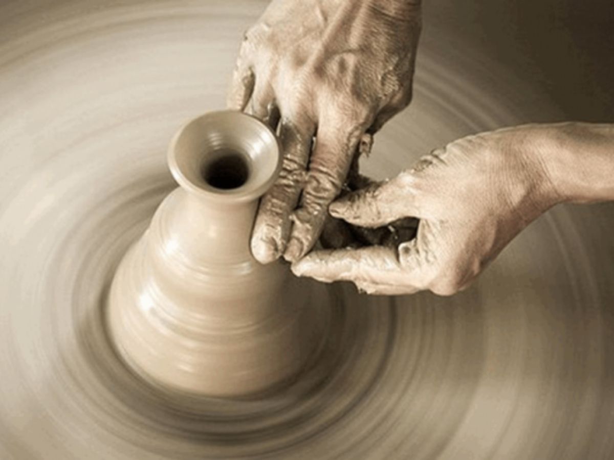 Người thợ tạo hình sản phẩm gốm thủ công trên bàn xoay. (Nguồn: Sưu tầm).