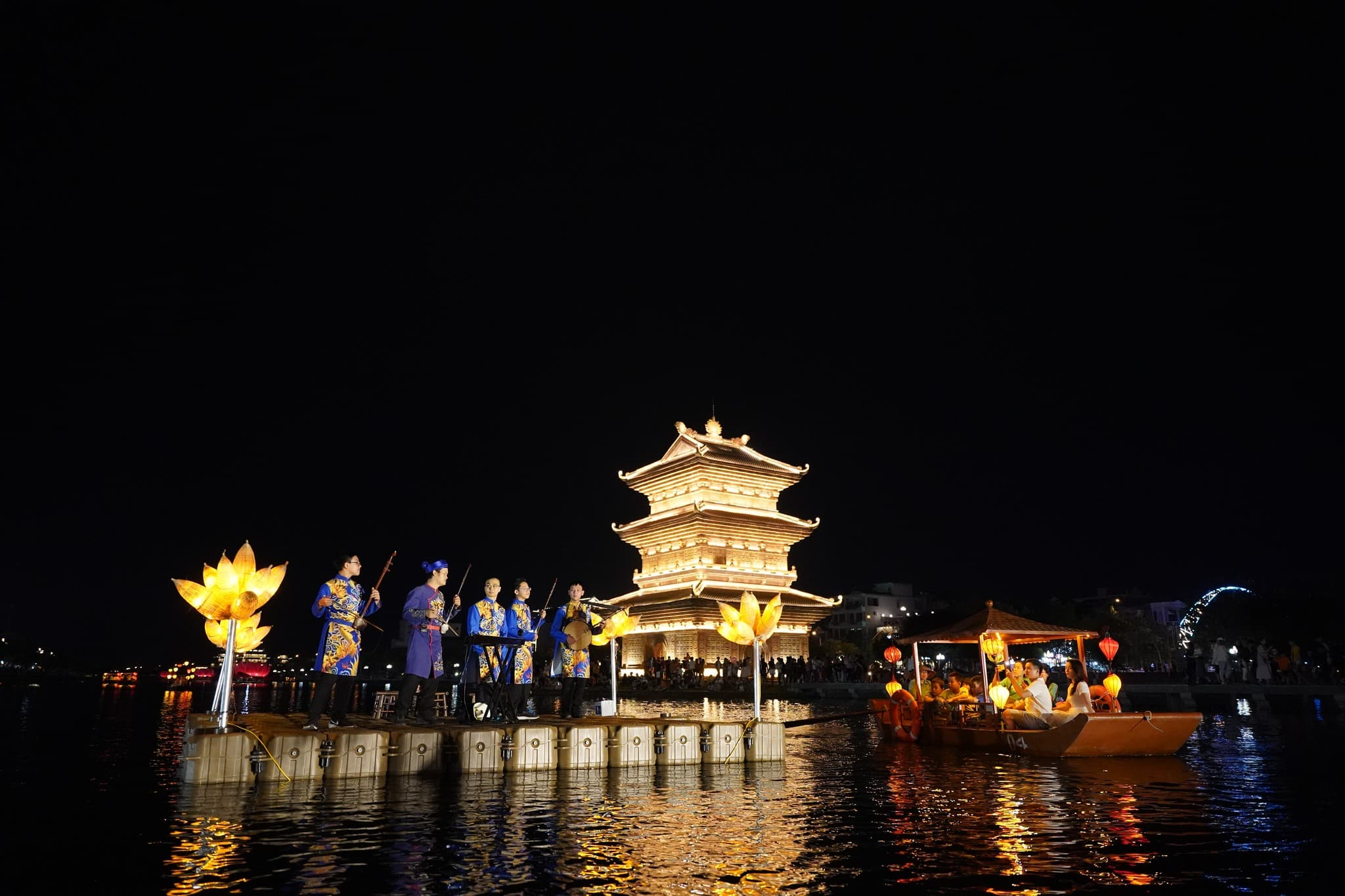 Khung cảnh lung linh tráng lệ sau khi Ninh Bình lên đèn (Nguồn: Sưu tầm)