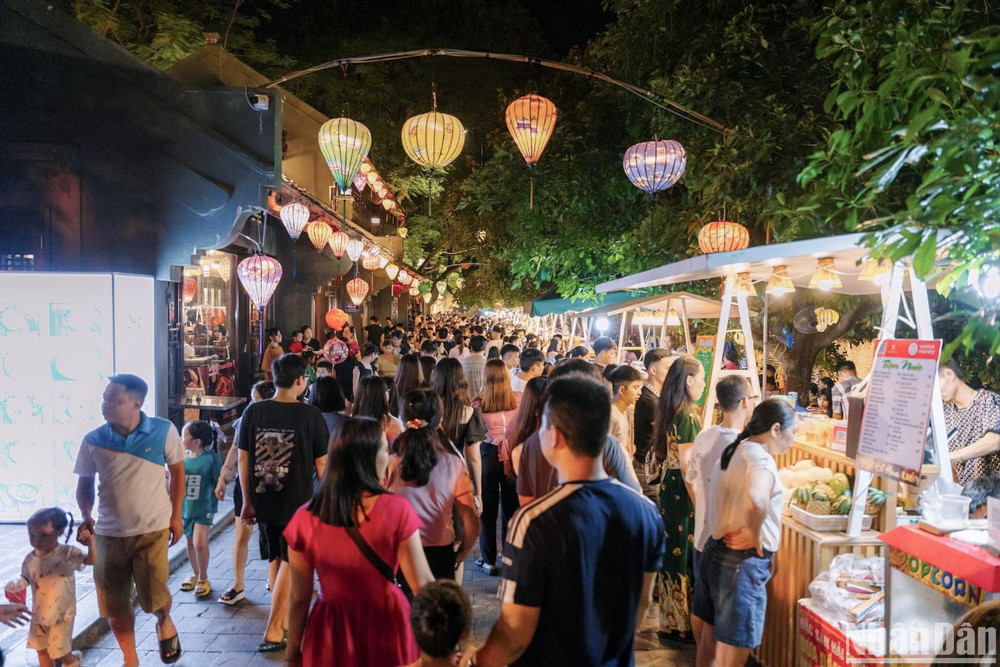 Không gian ẩm thực của phố cổ Hoa Lư tấp nập khách du lịch về đêm. (Nguồn: Sưu tầm)