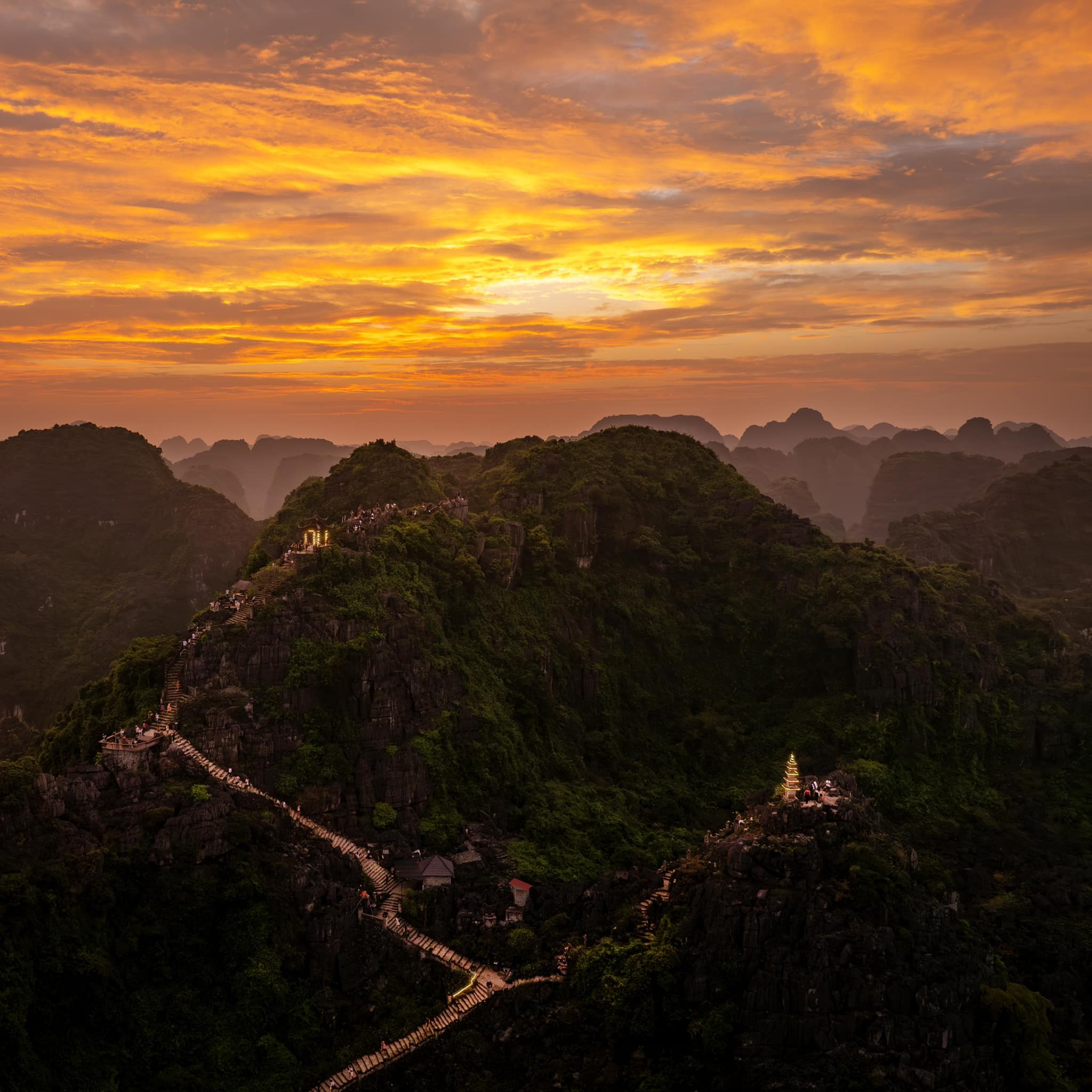 Hoàng hôn rực rỡ trên đỉnh Hang Múa. (Nguồn: Sưu tầm)
