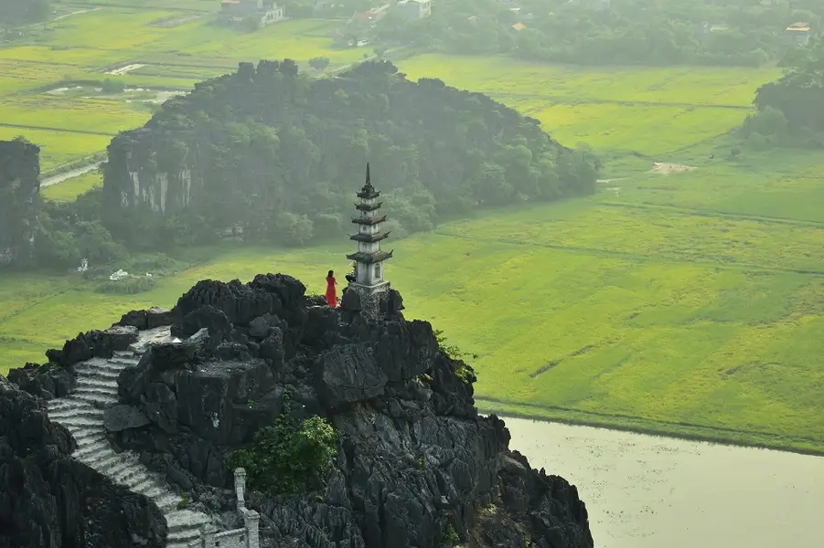 Toàn cảnh Hang Múa và Tam Cốc từ trên cao. (Nguồn: Sưu tầm)