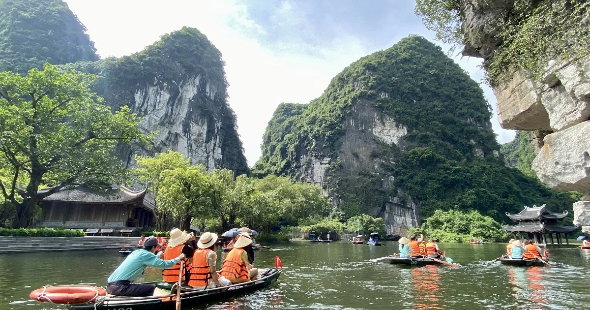 Chèo thuyền Tràng An là hình thức du lịch sinh thái đặc trưng bằng thuyền nan nhỏ gọn do người dân địa phương chèo đưa. (Nguồn: Sưu tầm)