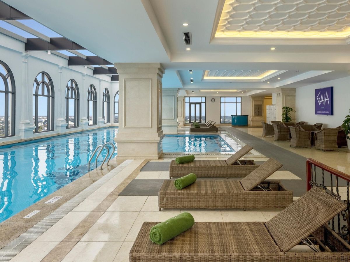 Hồ bơi tại Meliá Vinpearl Phủ Lý là một trong những tiện ích thư giãn nổi bật nhất, mang lại trải nghiệm nghỉ dưỡng 5 sao ngay tại trung tâm thành phố. (Nguồn: Sưu tầm)