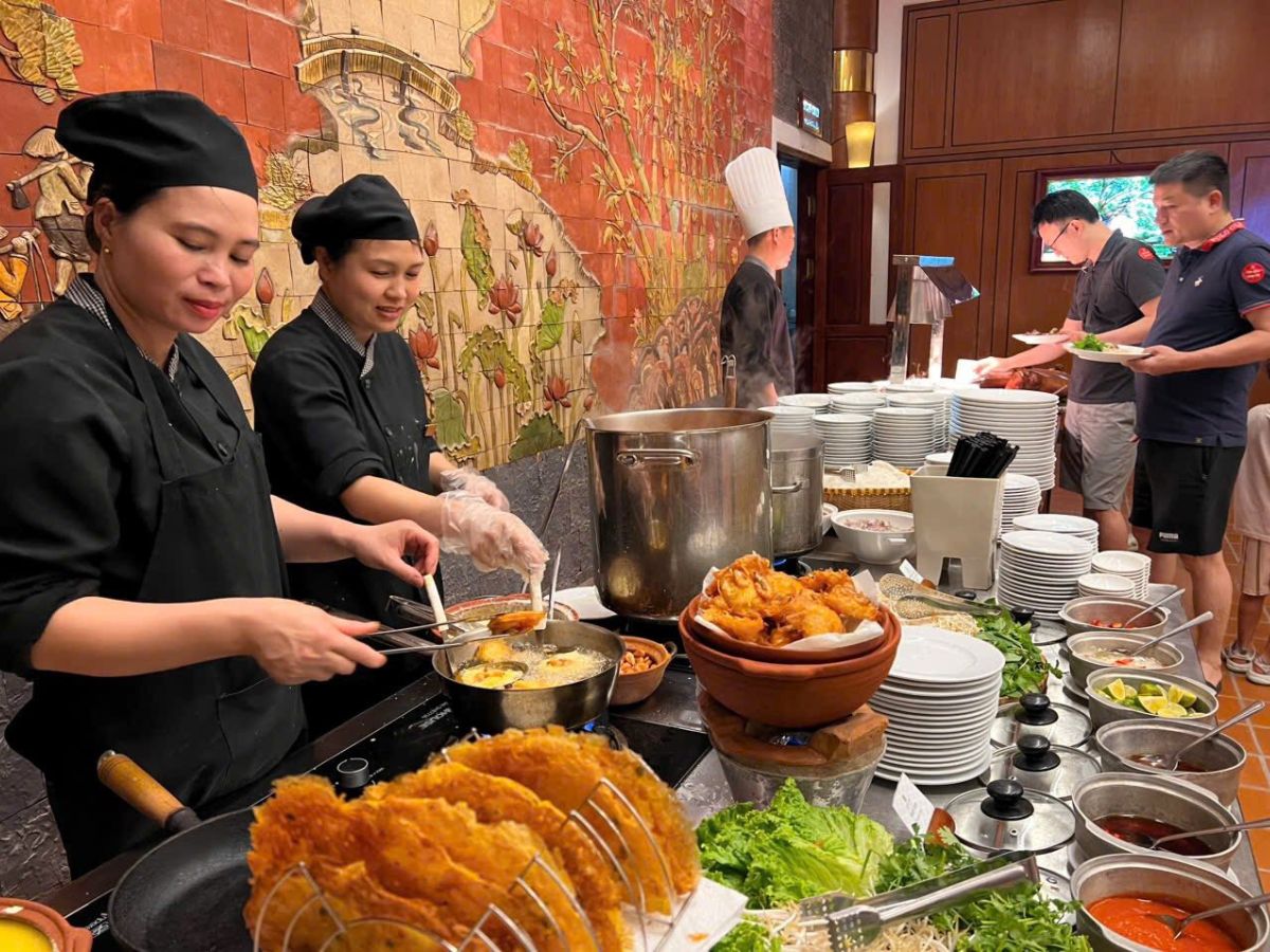 Ẩm thực tại Emeralda Resort Ninh Binh tập trung vào sự kết hợp giữa đặc sản địa phương Ninh Bình và các món ăn quốc tế đa dạng. (Nguồn: Sưu tầm)