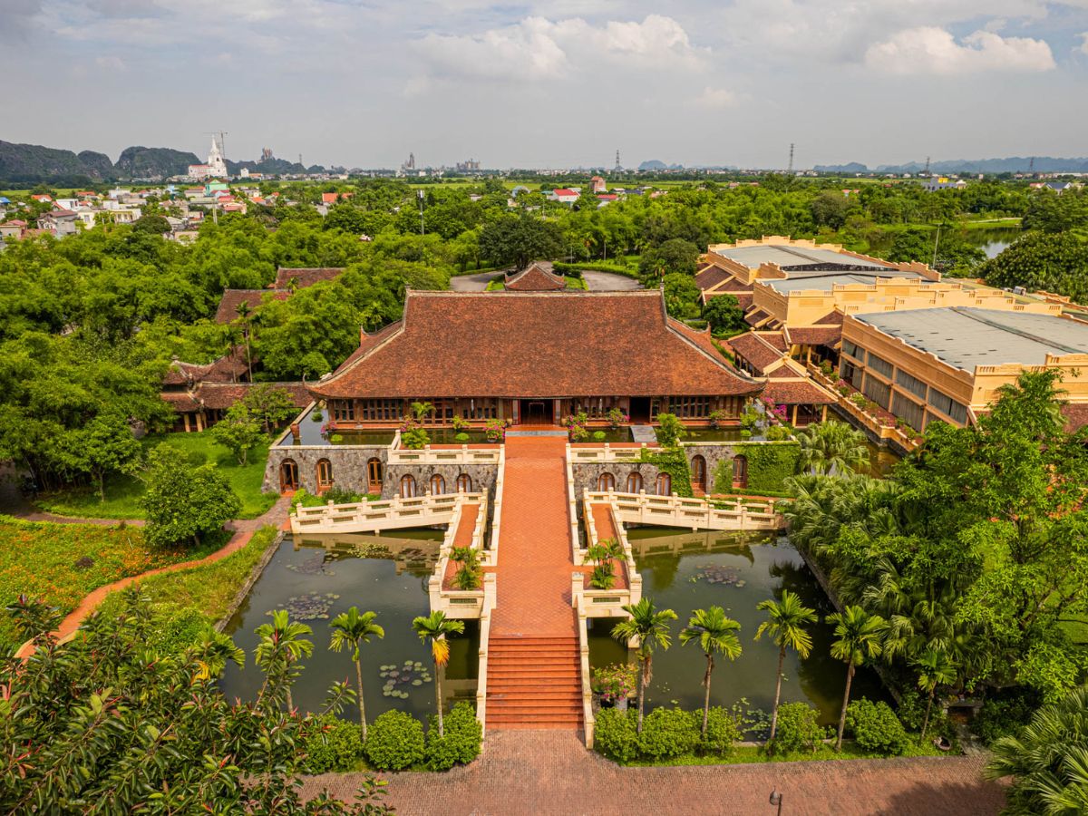 Emeralda Resort Ninh Binh sở hữu không gian nghỉ dưỡng mô phỏng ngôi làng cổ Bắc Bộ truyền thống với không khí trong lành và yên tĩnh. (Nguồn: Sưu tầm)