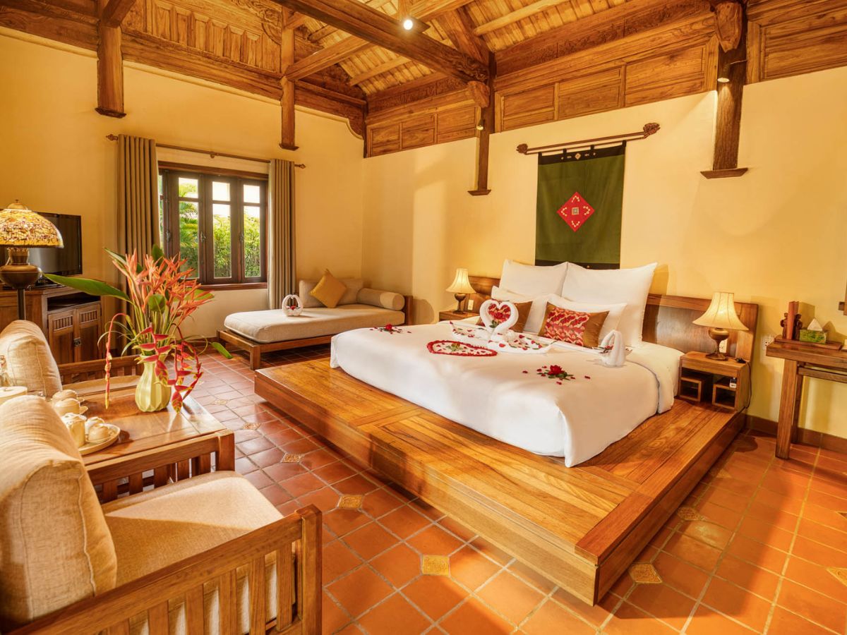 Kiến trúc phòng nghỉ tại Emeralda Resort Ninh Binh được thiết kế dựa trên cảm hứng về một ngôi làng cổ Bắc Bộ kết hợp với những nét tinh xảo của cung đình xưa. (Nguồn: Sưu tầm)