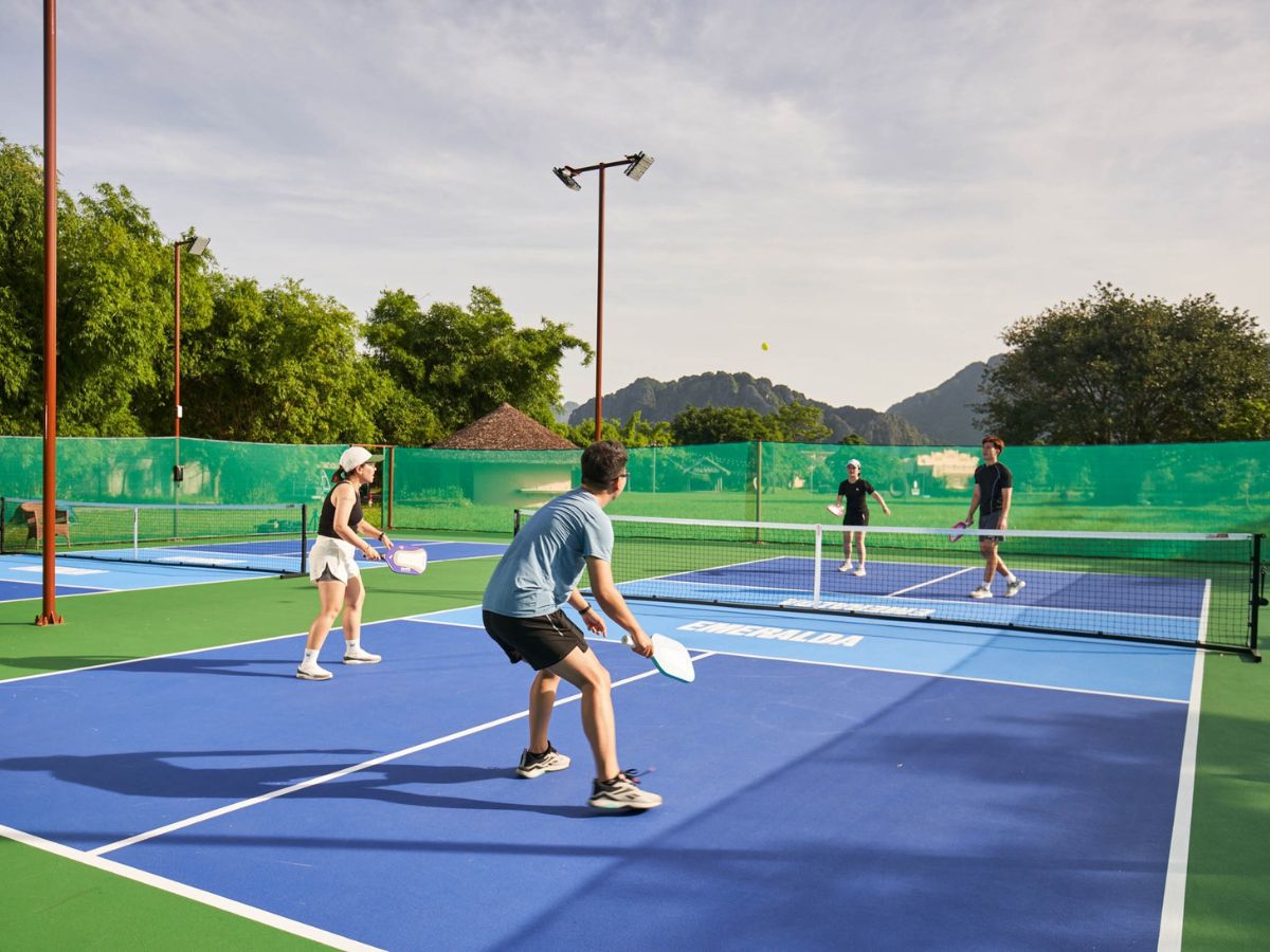 Resort có không gian sân tập rộng rãi để du khách trải nghiệm các hoạt động thể thao. (Nguồn: Sưu tầm)