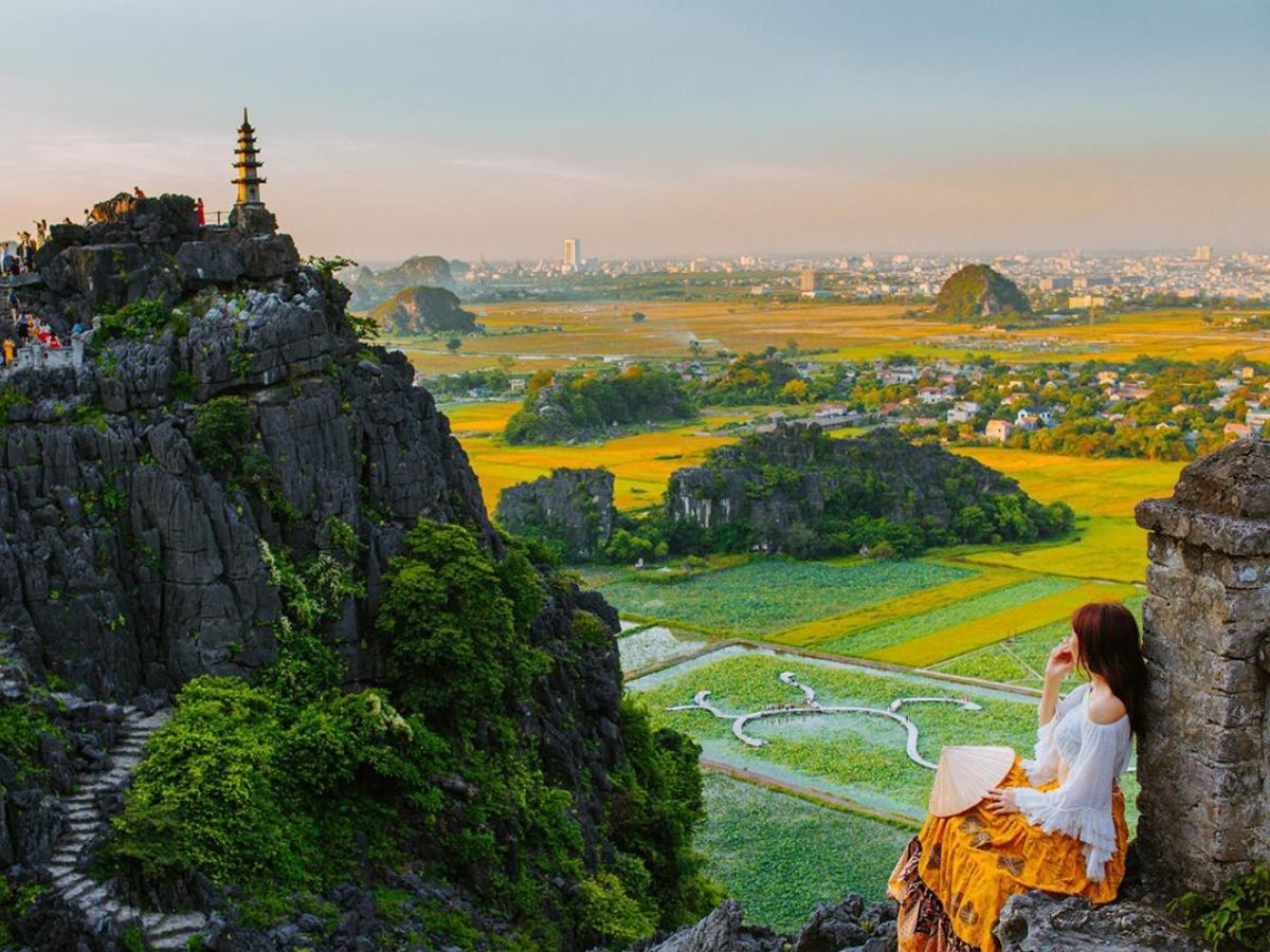 Cảnh quan Tam Cốc nhìn từ Hang Múa với núi non, sông nước và đồng ruộng. (Nguồn: Sưu tầm).