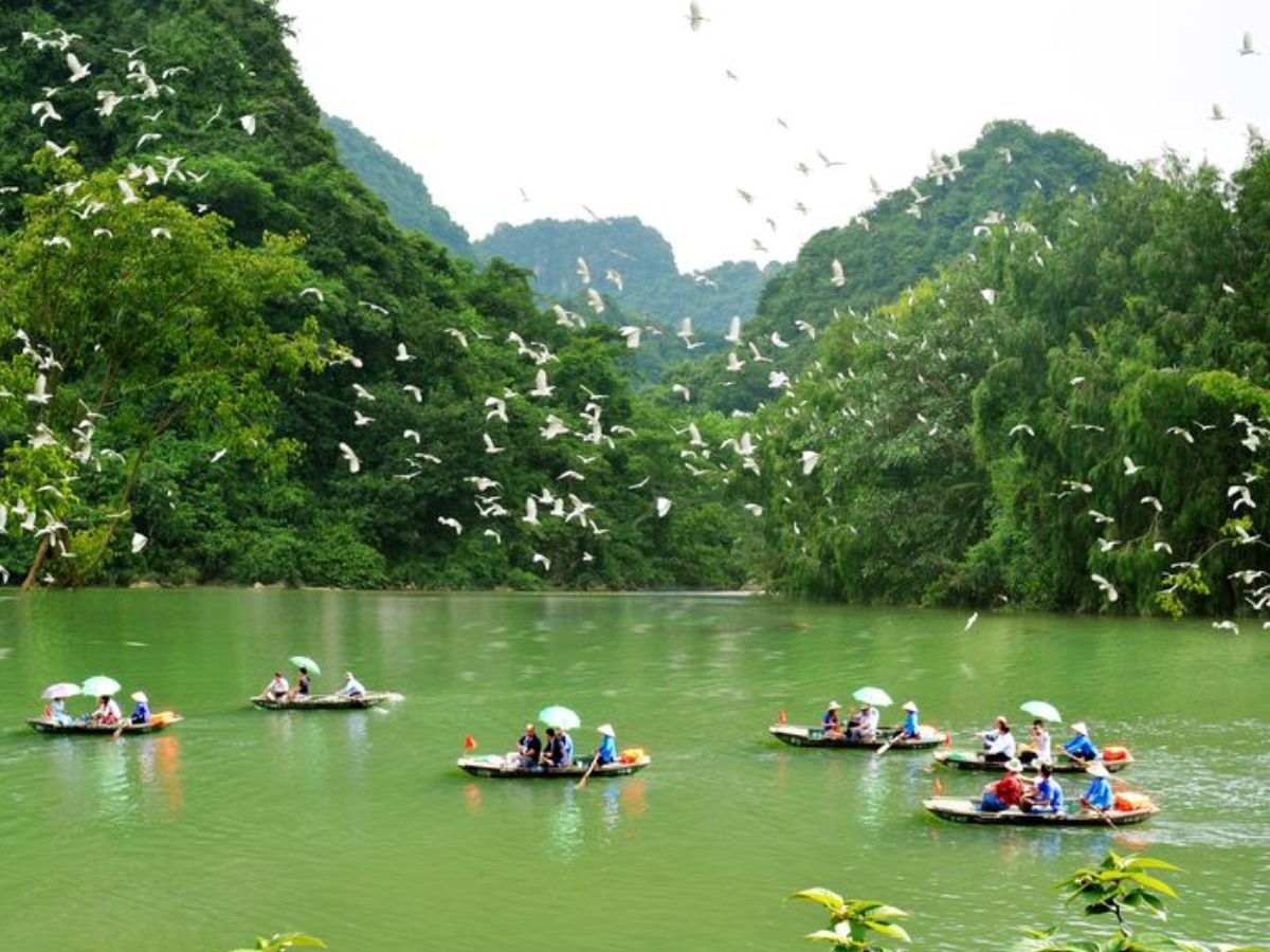 Thung Nham với núi đá, cây xanh và mặt nước. (Nguồn: Sưu tầm).